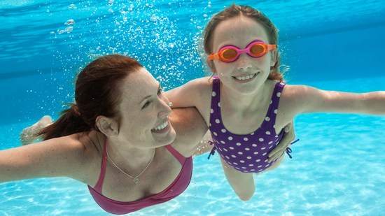 Piscina com tobogã aquático