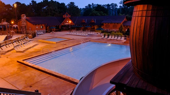 Piscina com tobogã aquático